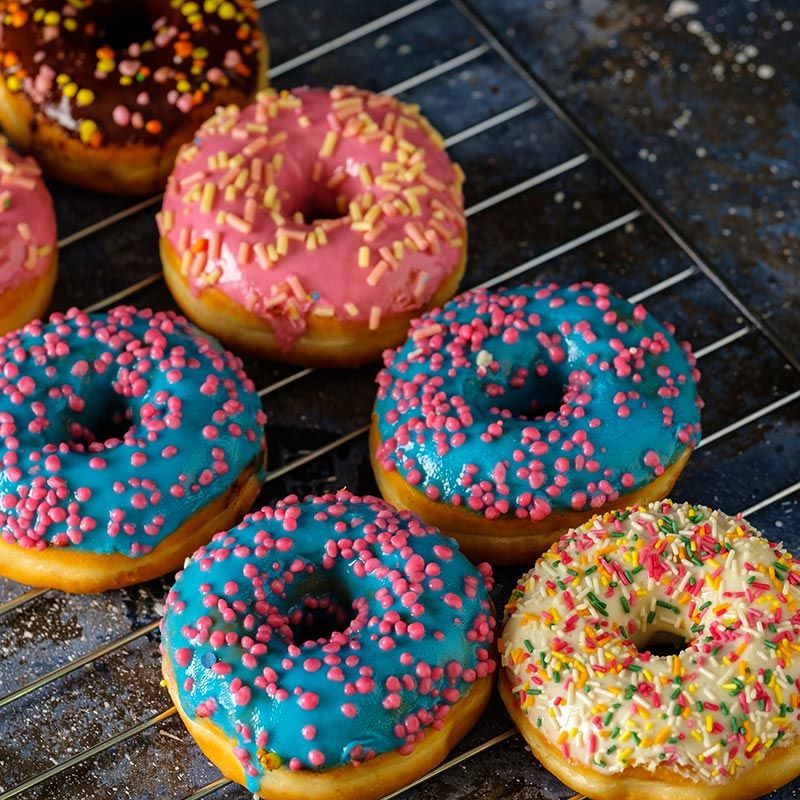 Bandeja de gofres donuts con toppings de colores